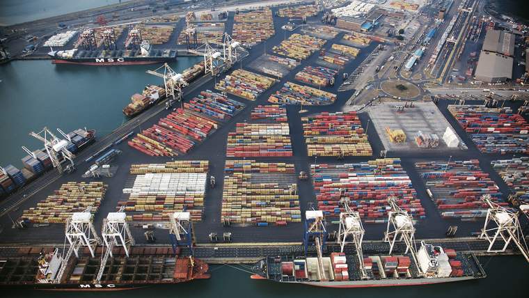 Vue aérienne d'un terminal à conteneurs et de ses portiques de chargement